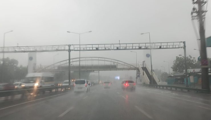 Bursa’da yollar dereye, merdivenler şelaleye döndü