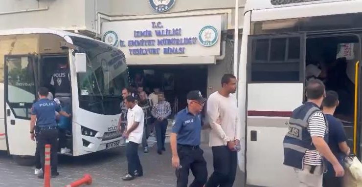 İzmir merkezli ’Paket Operasyonu’nda 32 tutuklama