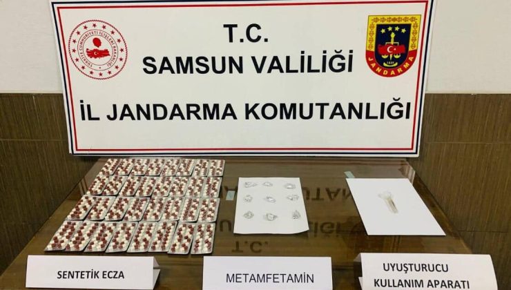 Jandarma, uyuşturucu ticareti yapılan araçtaki 2 kişiyi gözaltına aldı