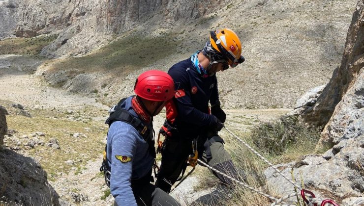 Kayalıklarda mahsur kalan çoban ve koyun kurtarıldı