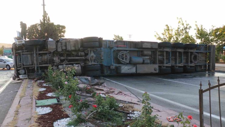 Kontrolden çıkan tır yol ortasına devrildi, 4 araç bir birine girdi