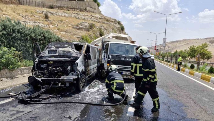 Mardin’de seyir halindeki ticari araç alevlere teslim oldu