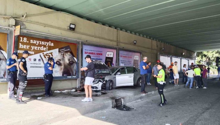 Pendik’te 4 aracın karıştığı kazada bir araç durağa daldı: 1 yaralı