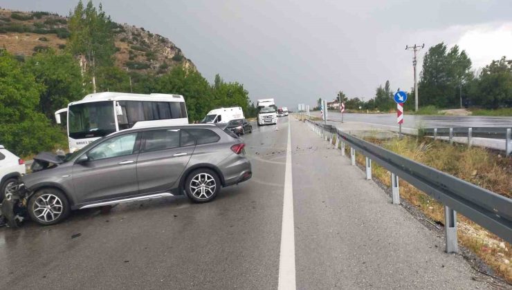 Burdur-Fethiye kara yolunda iki otomobil çarpıştı: 6 yaralı