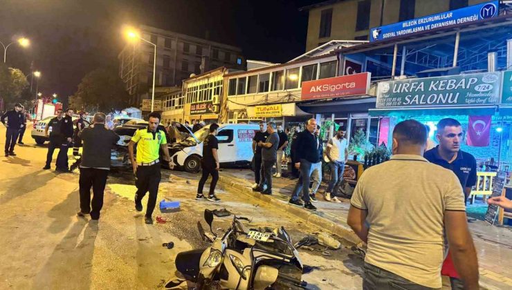 6 araca çarpan otomobilde 3 kişinin yaralandığı kaza güvenlik kamerasına yansıdı