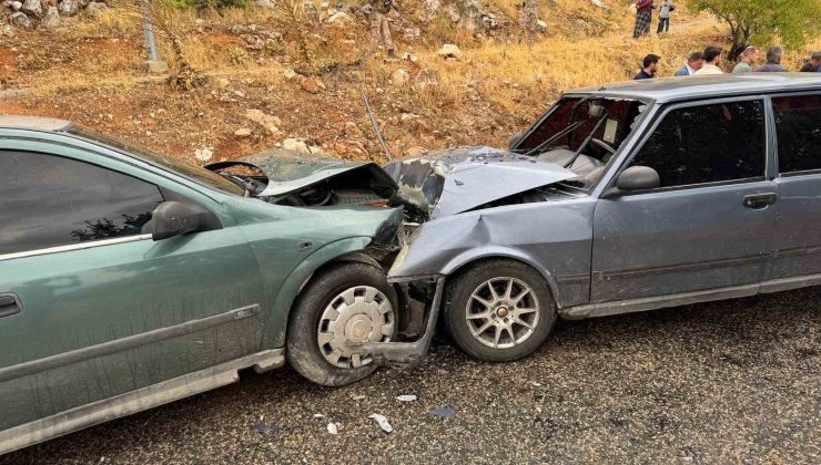 Adıyaman’da iki otomobil kafa kafaya çarpıştı: 4 yaralı