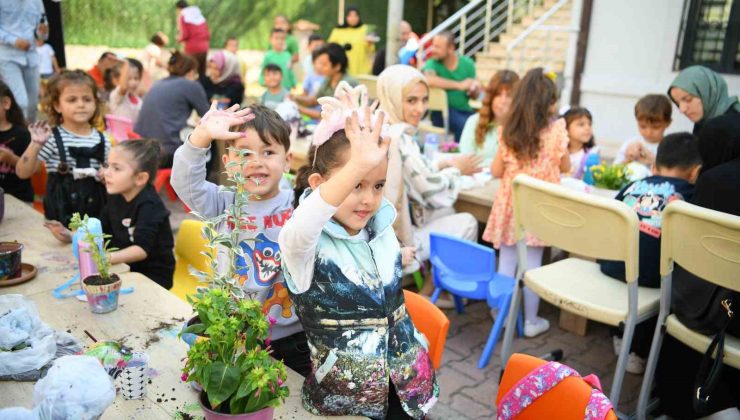 Aileler ve çocuklar birlikte saksı boyayıp çiçek ekti