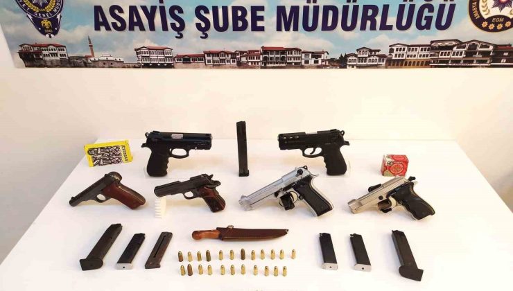 Amasya polisinden operasyon: 6 tabanca ele geçirildi