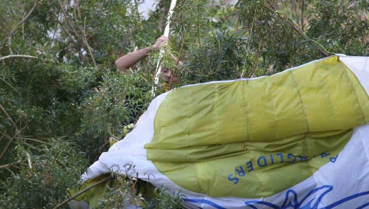 Antalya’da paraşüt ağaçta asılı kaldı, ekipler alarma geçti