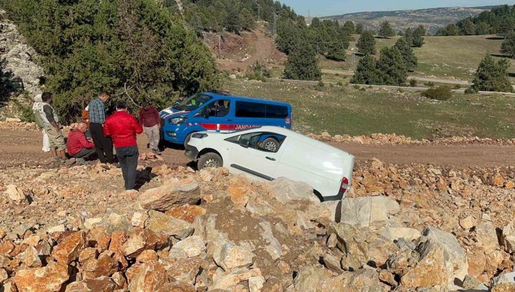 Araç askıda kaldı: Jandarma ve işçilerden engelli birey için kurtarma operasyonu