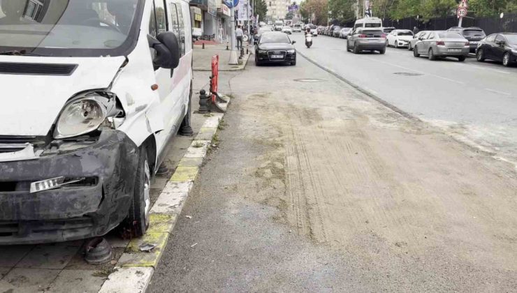 Ataşehir’de devrilen kamyon 3 araca zarar verdi