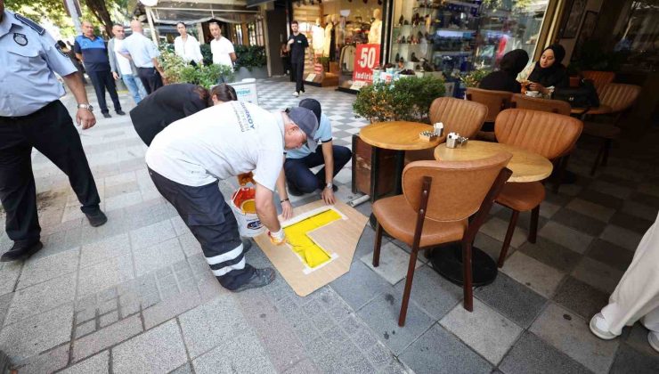 Bakırköy Belediyesi zabıta ekiplerinden işletmelerin kaldırım işgaline karşı çalışma