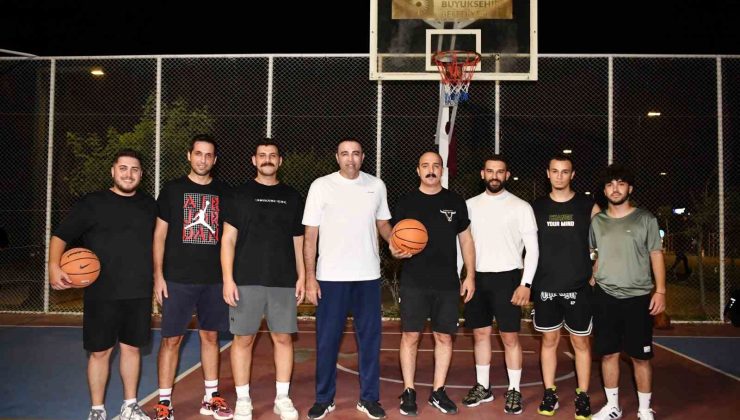 Belediye başkanı ve milletvekili, gençlerle basketbol oynadı