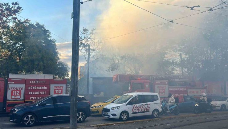 Boş arazide çıkan yangın paniğe neden oldu