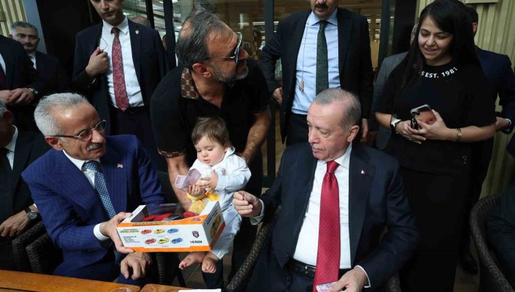 Cumhurbaşkanı Erdoğan, Ankara’da bir pastaneyi ziyaret ederek vatandaşlarla sohbet etti