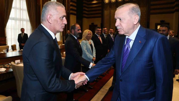 Cumhurbaşkanı Erdoğan, TFF Başkanı Hacıosmanoğlu ile beraberindekileri kabul etti