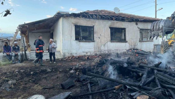 Depoda çıkan yangında tonlarca odun yandı