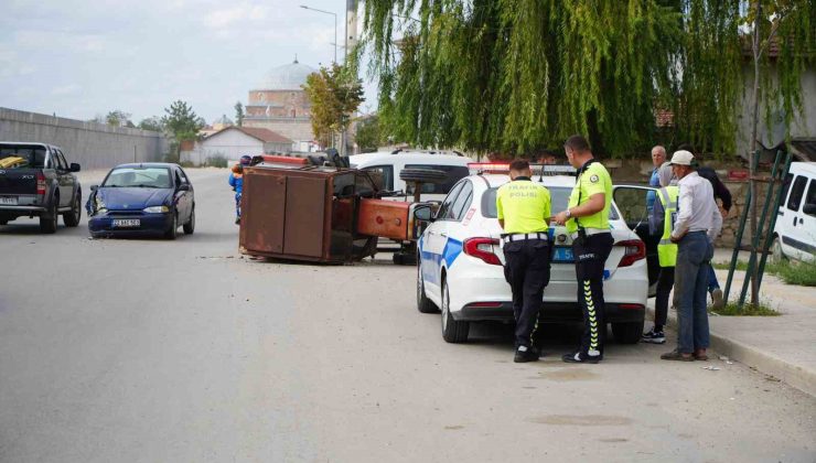 Edirne’de otomobil ie çarpışan traktör yan yattı