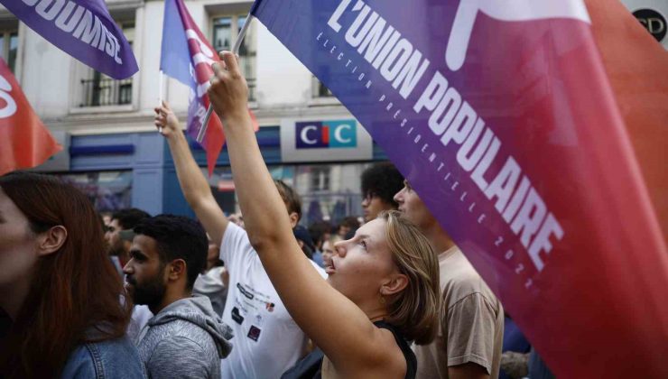 Fransa’da binlerce kişi yeni başbakanı protesto için sokaklara döküldü