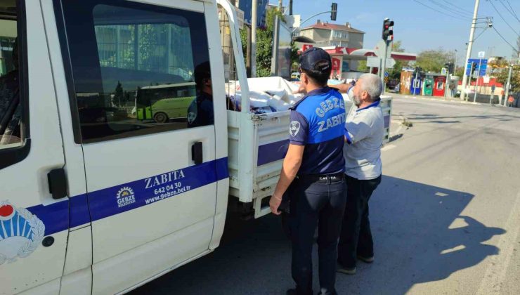 Gebze’de izinsiz asılan afişler kaldırılıyor