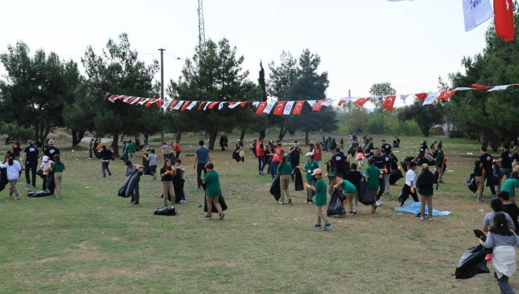 Gebze’de öğrenciler yere atılan çöpleri toplayarak farkındalık oluşturdu