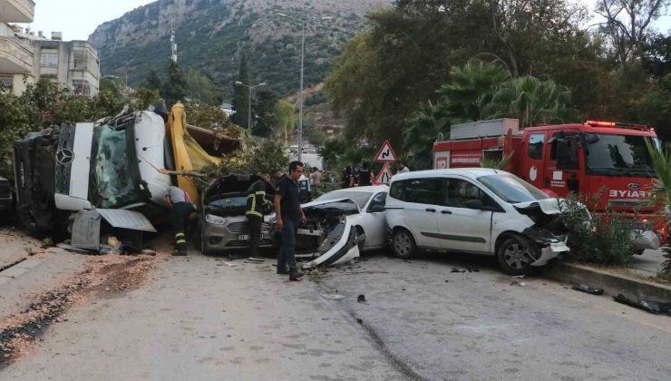 Hatay’da hafriyat kamyonu 7 aracı biçti: Yaralılar var