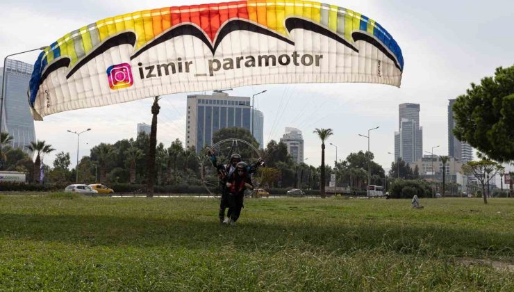 İzmir Körfezi’nde paramotor keyfi