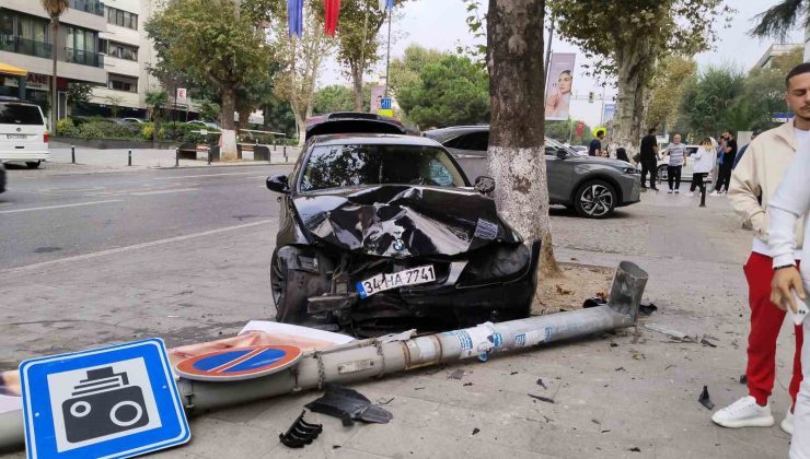 Kadıköy’de sürücüsünün kontrolünden çıkan otomobil aydınlatma direğine çarptı