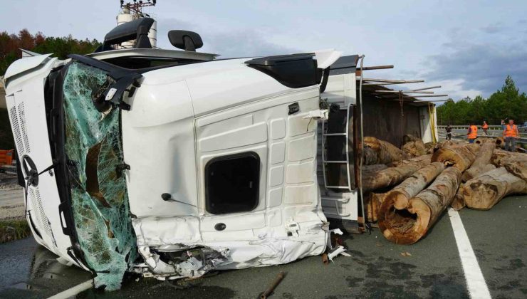 Kastamonu’da tomruk yüklü tır virajı alamayarak devrildi: 1 yaralı