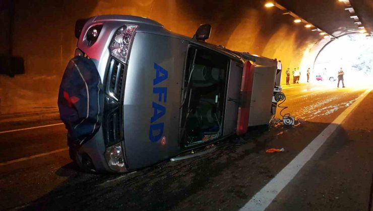 Kaza ihbarına giden AFAD ekibinin aracı devrildi: 2 yaralı