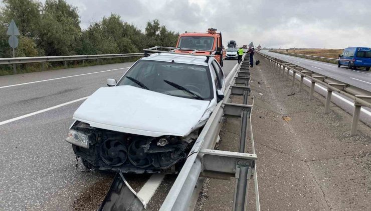 Kontrolden çıkan otomobil bariyerlere çarptı: 3 yaralı