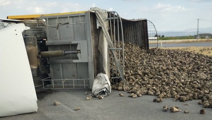 Malatya’da pancar yüklü kamyon devrildi: 2 yaralı