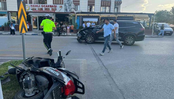 Manisa’da motosiklet ile cipin çarpışma anı kamerada: 2 yaralı