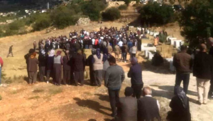 Mersin’de öldürülen baba ile oğlu ve gelini toprağa verildi