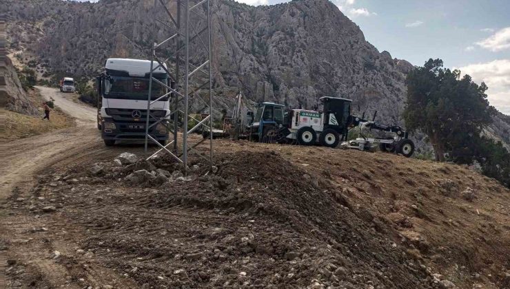 Mersin’de selden kapanan yollar ulaşıma açıldı