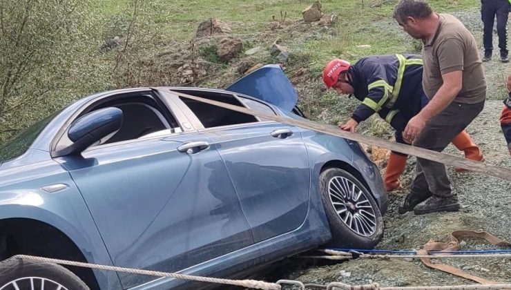 Otomobil yol kenarında asılı kaldı, araçtaki çift ölümden döndü