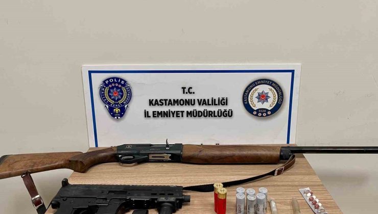 Polisin durdurduğu araçtan “Uzi” çıktı: 2 gözaltı