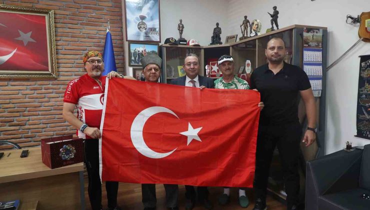 Sakarya’da kahraman gaziler unutulmadı: Şanlı Türk Bayrağı hediyesiyle vefa örneği