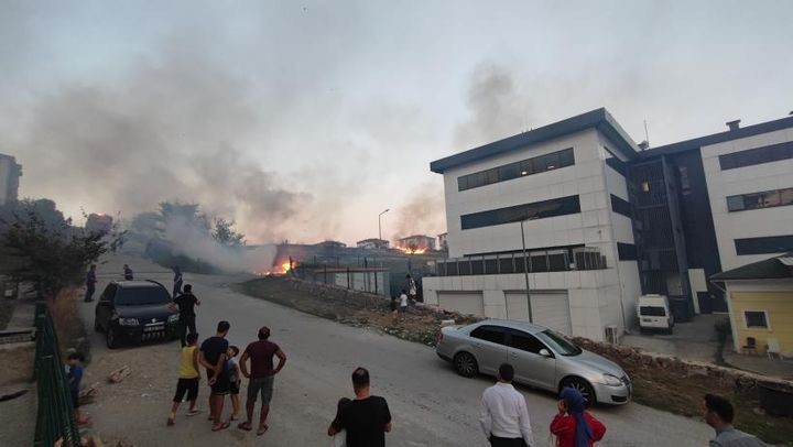 Sakarya’da korkutan yangın: Mahalleli sokağa döküldü