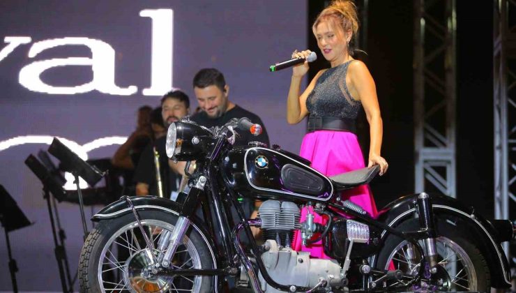 Şevval Sam NG Afyon MotoFest’te motosikleti ile sahne aldı