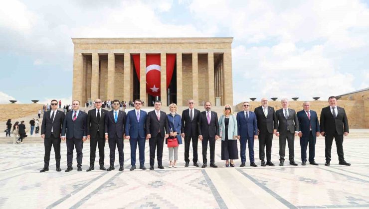 TFF Başkanı Hacıosmanoğlu ve Yönetim Kurulu Üyeleri, Anıtkabir’i ziyaret etti