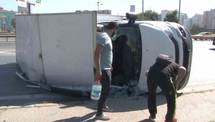 Üsküdar’da ev eşyası taşıyan kamyonet yan yattı: 1 yaralı