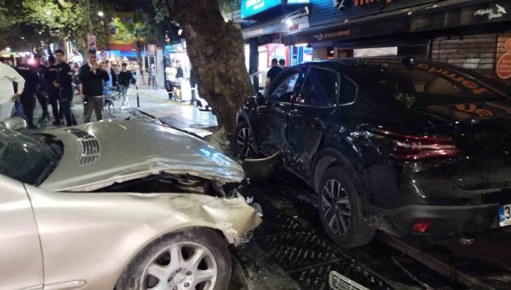 Üsküdar’da kontrolden çıkan araç park halindeki otomobile çarptı: 1’i ağır 4 yaralı