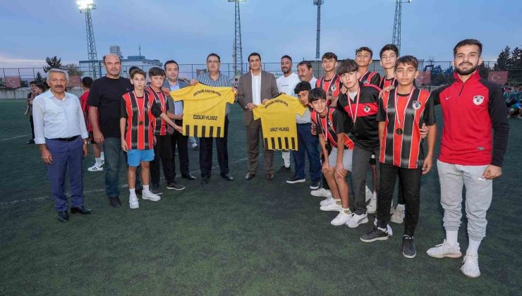 Yılmaz, turnuvaya katılan sporculara teşekkür etti