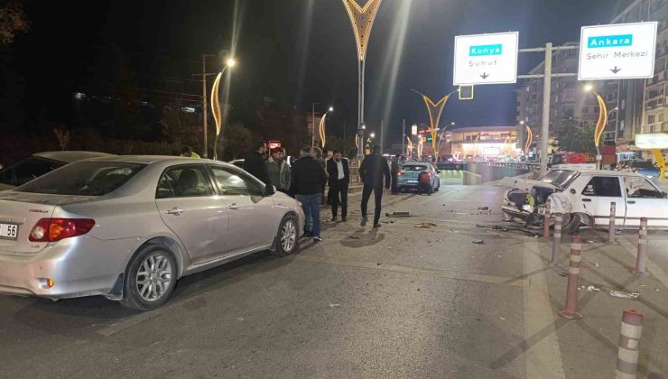 5 otomobilin karıştığı kazada ortalık savaş alanına döndü: 2 yaralı