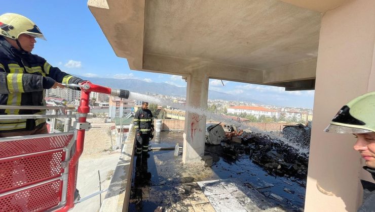 Antakya’da apartmanın çatısında yangın çıktı