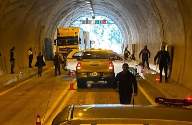 Artvin’de tünel içinde trafik kazası: Biri bebek 3 yaralı