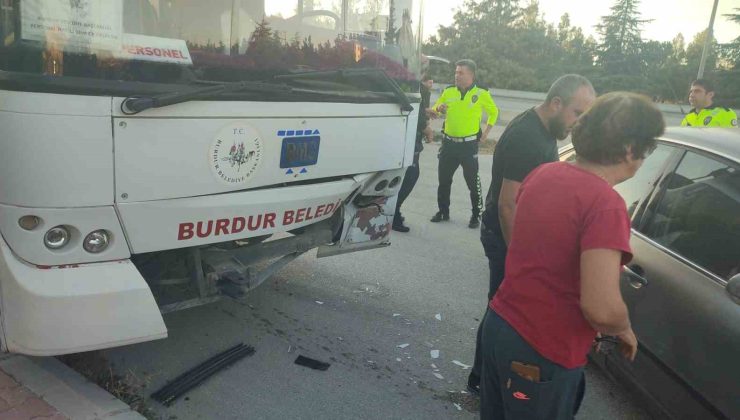 Burdur’da otomobil ile belediye otobüsü çarpıştı: 1 yaralı