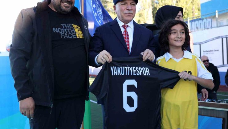 Büyükşehir’den amatör futbol kulüplerine malzeme yardımı