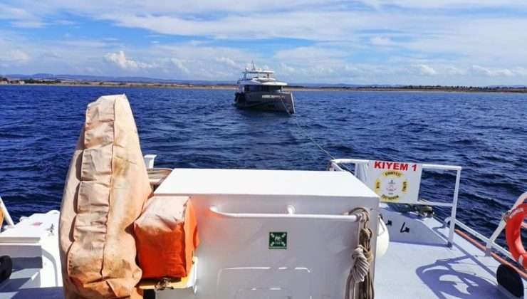 Çanakkale Boğazı’nda içinde 2 kişinin bulunduğu tekne kurtarıldı